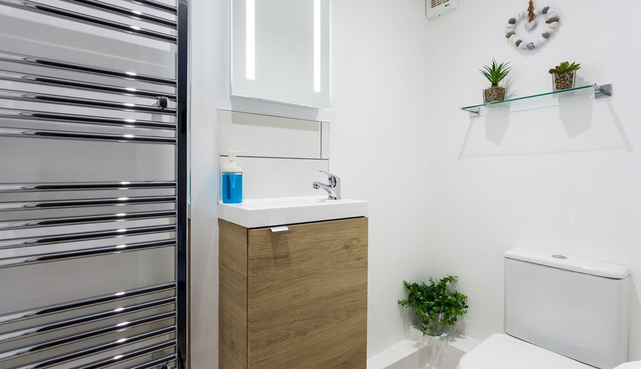 The minimalistic decor and white walls prevent the bathroom from feeling cluttered.