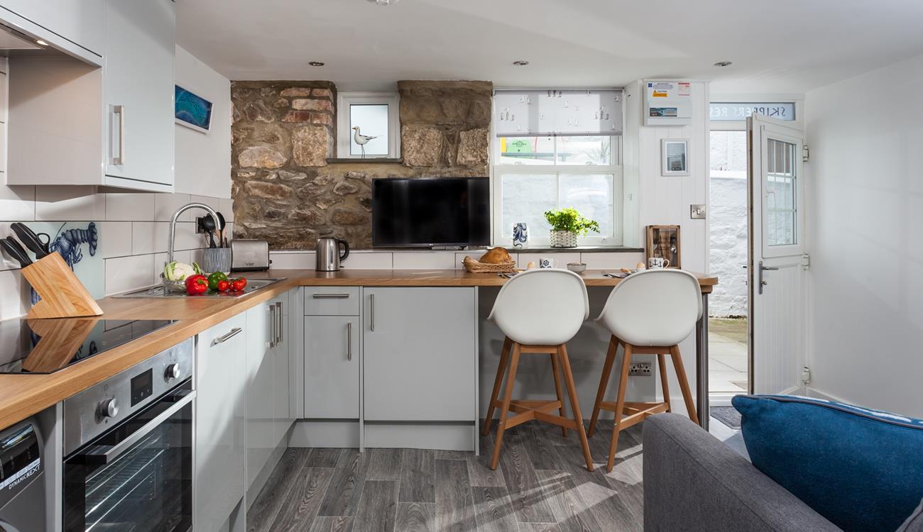 A stunning and snug bolthole for two, Skipper's Rest is set back from the hustle and bustle yet still close to Fore Street.