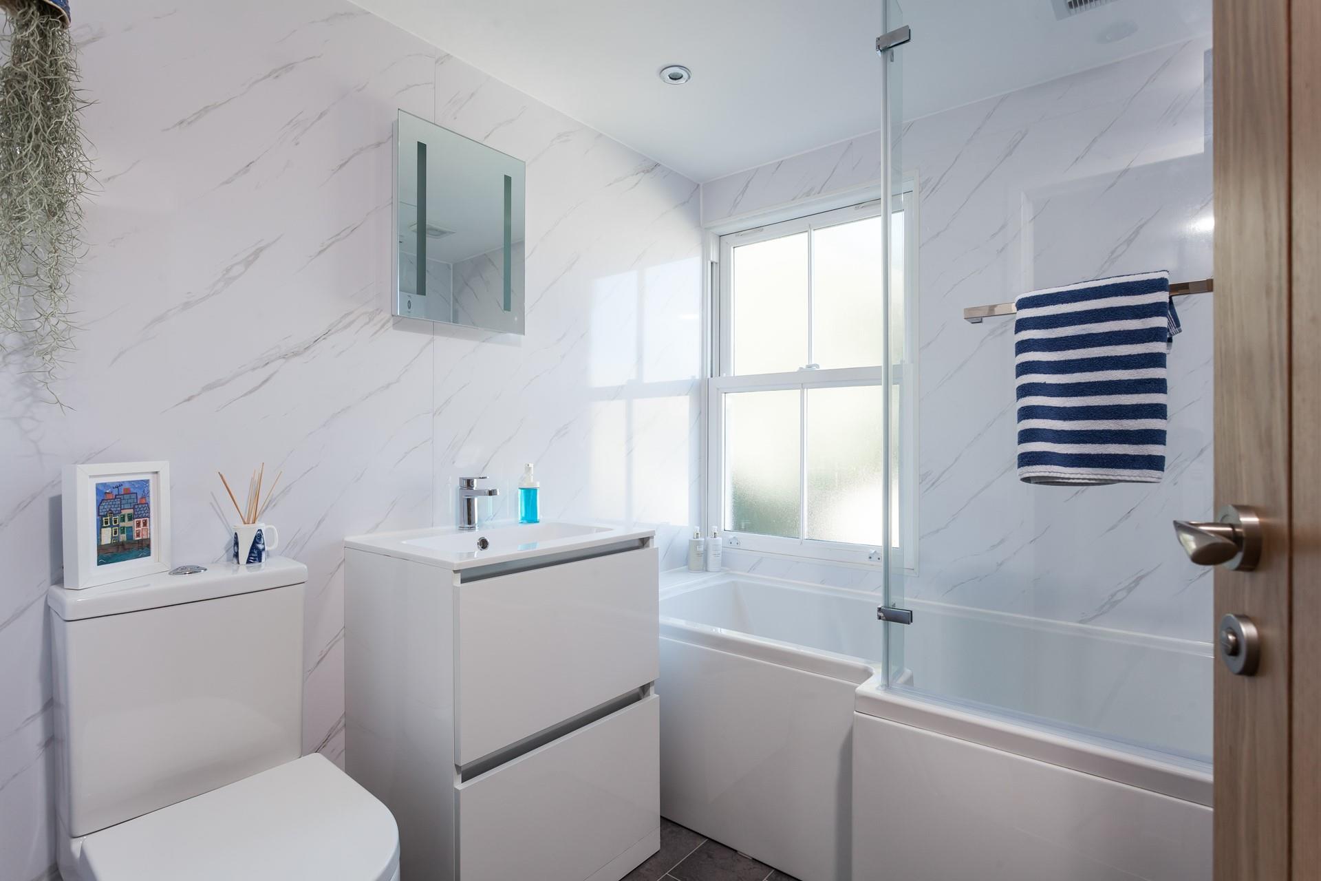 Get ready in the modern bathroom to spend the evening in town.