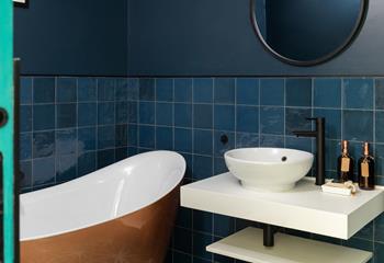 We love how the copper-coated bathtub reflects the beautifully distinctive tiles. 