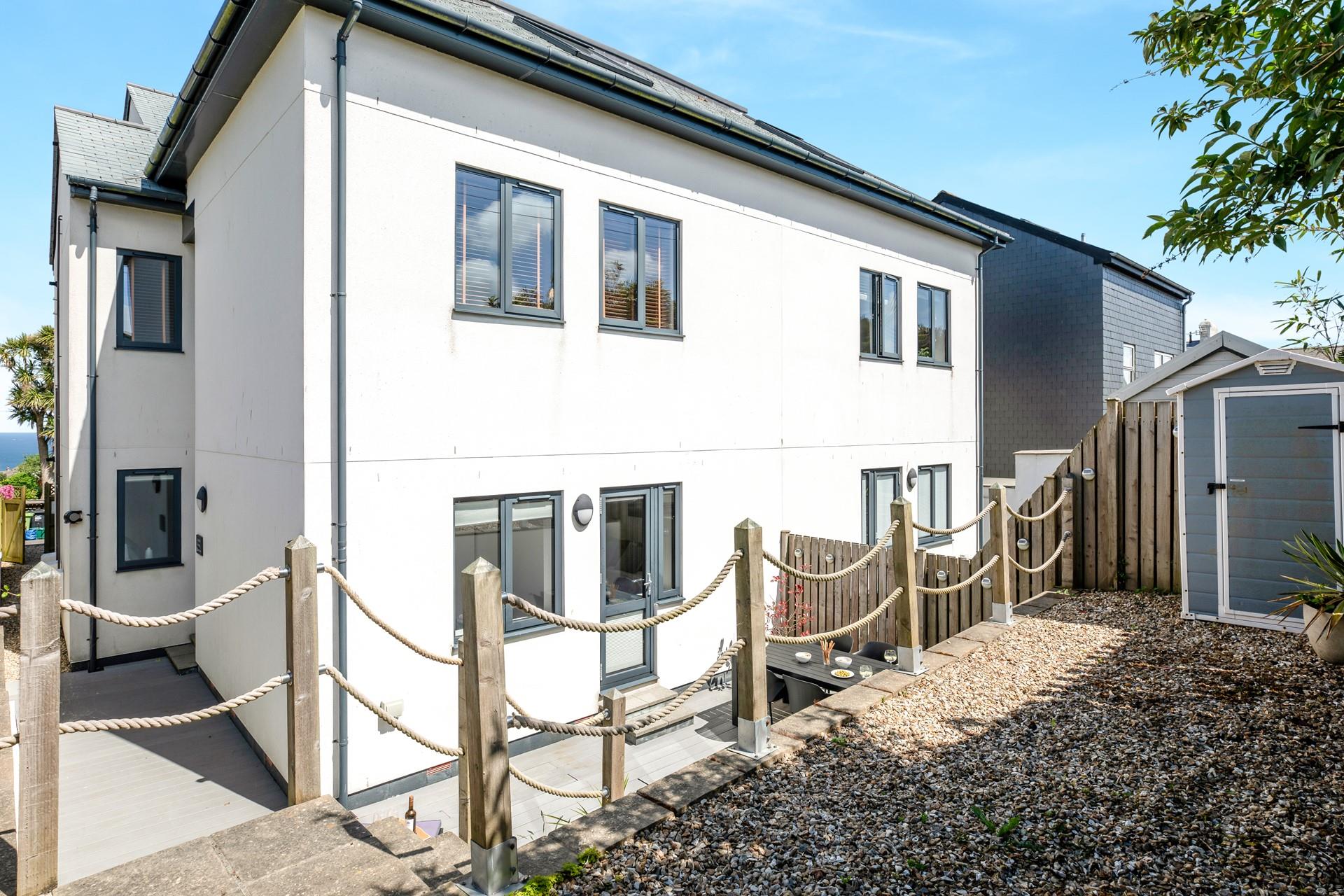 Located on the ground floor with private parking and close to the beach, it's an ideal seaside bolthole.