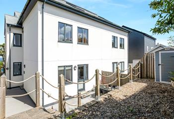 Located on the ground floor with private parking and close to the beach, it's an ideal seaside bolthole.