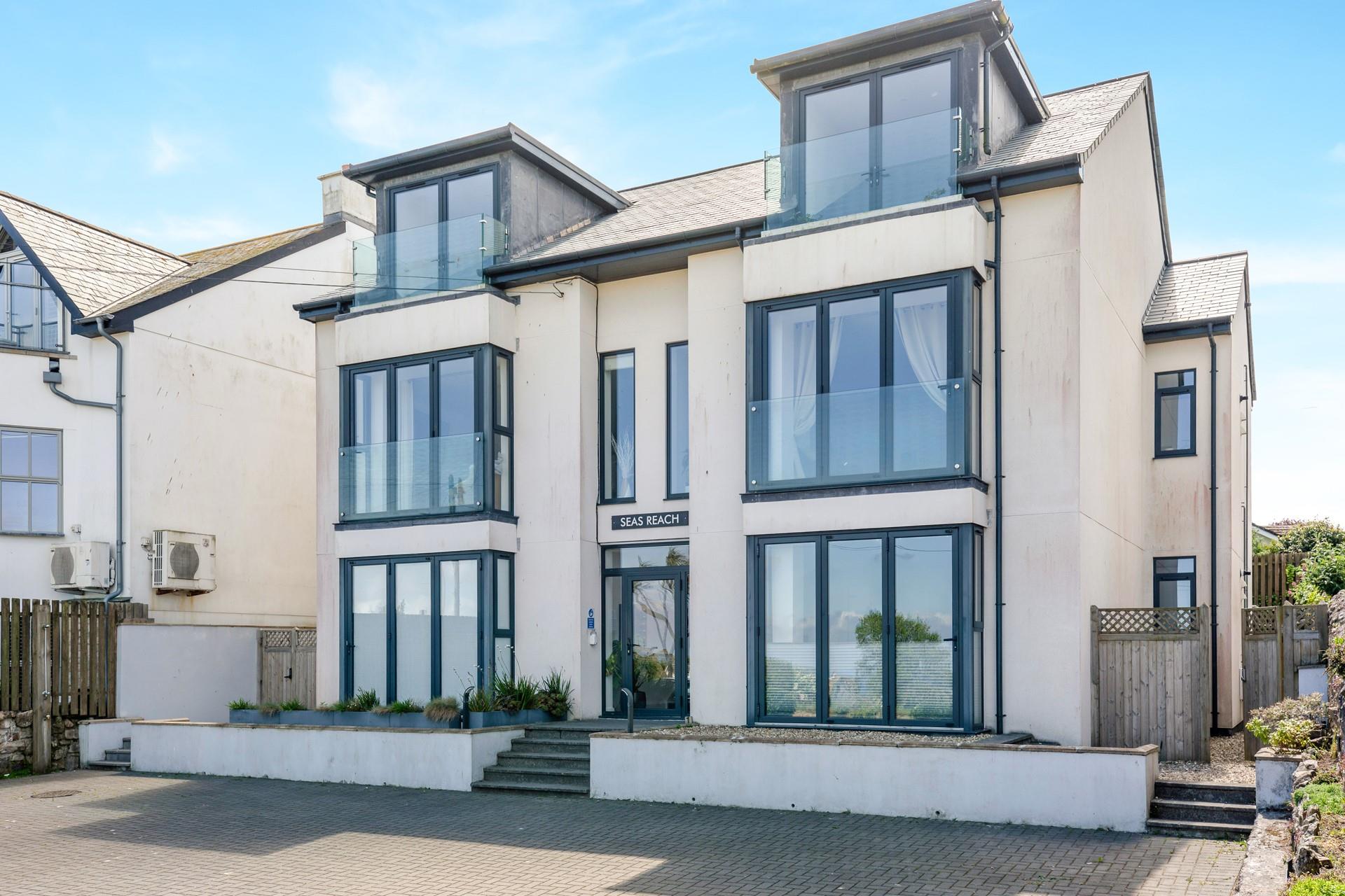 Captain's Retreat is moments from Carbis Bay and short, picturesque stroll from St Ives.