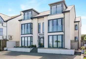 Captain's Retreat is moments from Carbis Bay and short, picturesque stroll from St Ives.