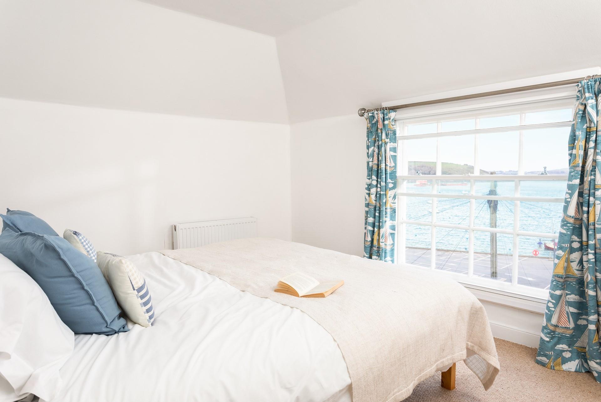 You can enjoy watching the waves whatever the season from the comfort of your bed!