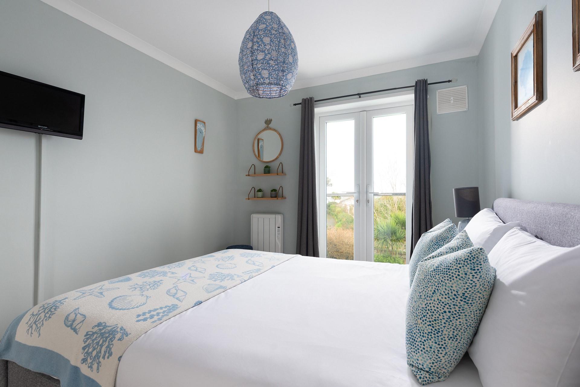 Crisp white linen, colourful plump cushions and pale hues promise a relaxing night's sleep. 