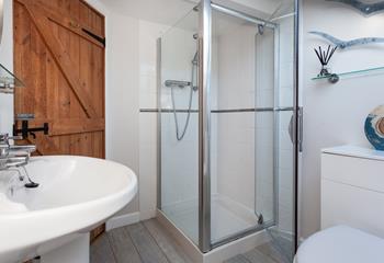 The spacious en suite has been finished with coastal decor. 