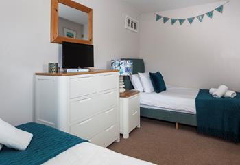 We love the 'Surf's Up' bunting, and continued blue colour scheme in the twin room. 