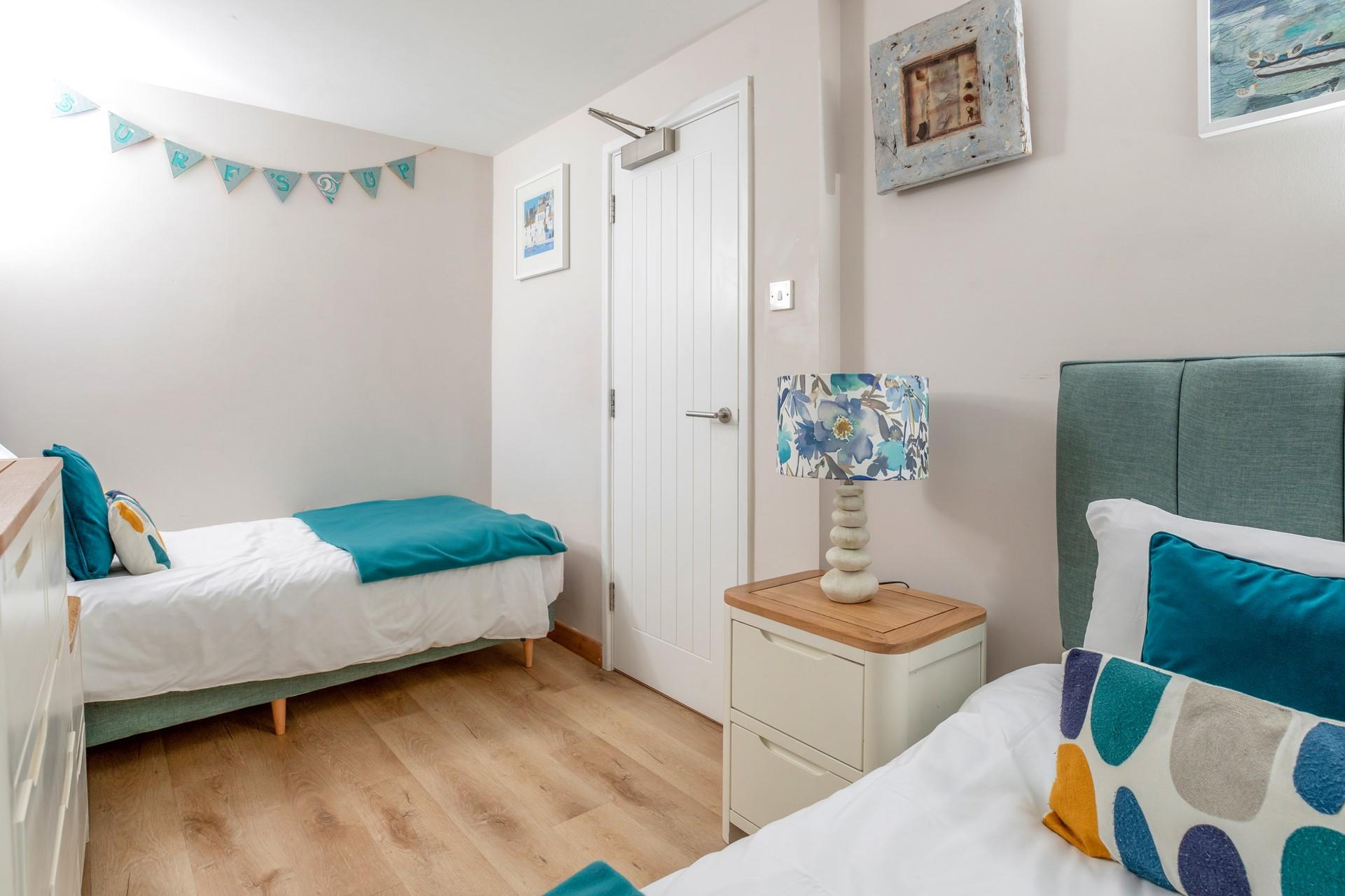 We love the 'Surf's Up' bunting, and continued blue colour scheme in the twin room. 