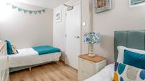We love the 'Surf's Up' bunting, and continued blue colour scheme in the twin room. 