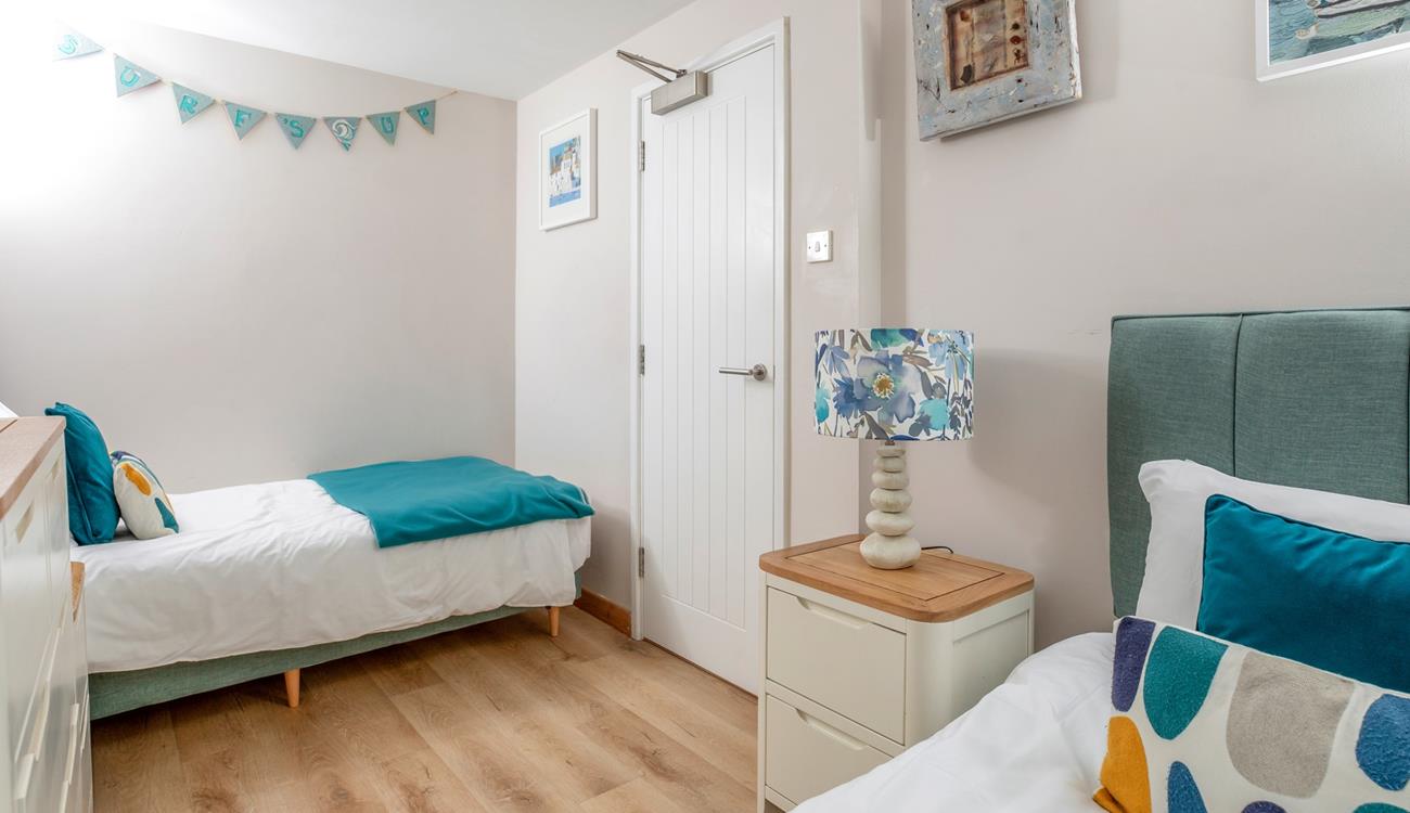 We love the 'Surf's Up' bunting, and continued blue colour scheme in the twin room. 