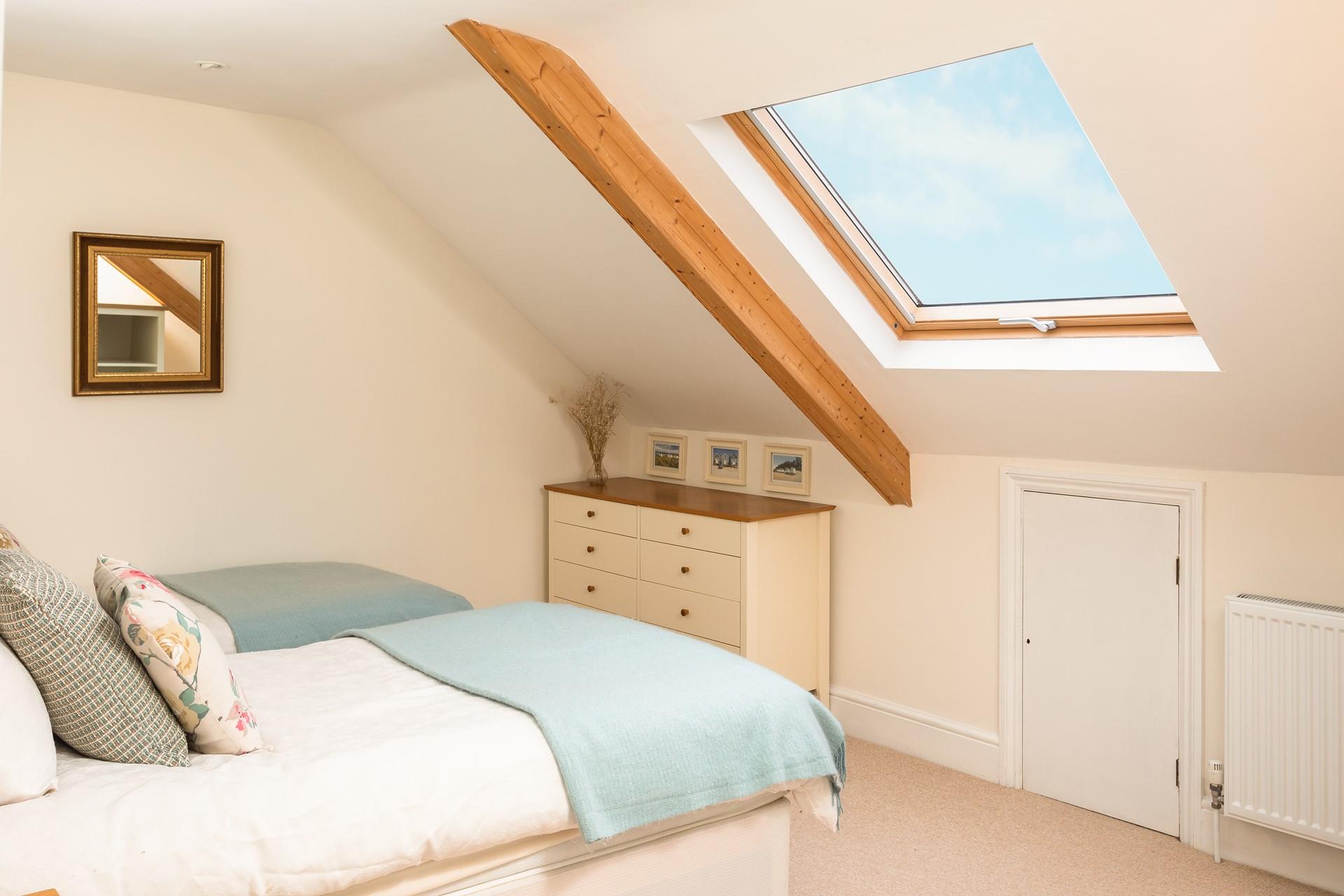 You have the option to choose twin beds or a king size in bedroom 2, making the room ideal for couples, friends or siblings. 