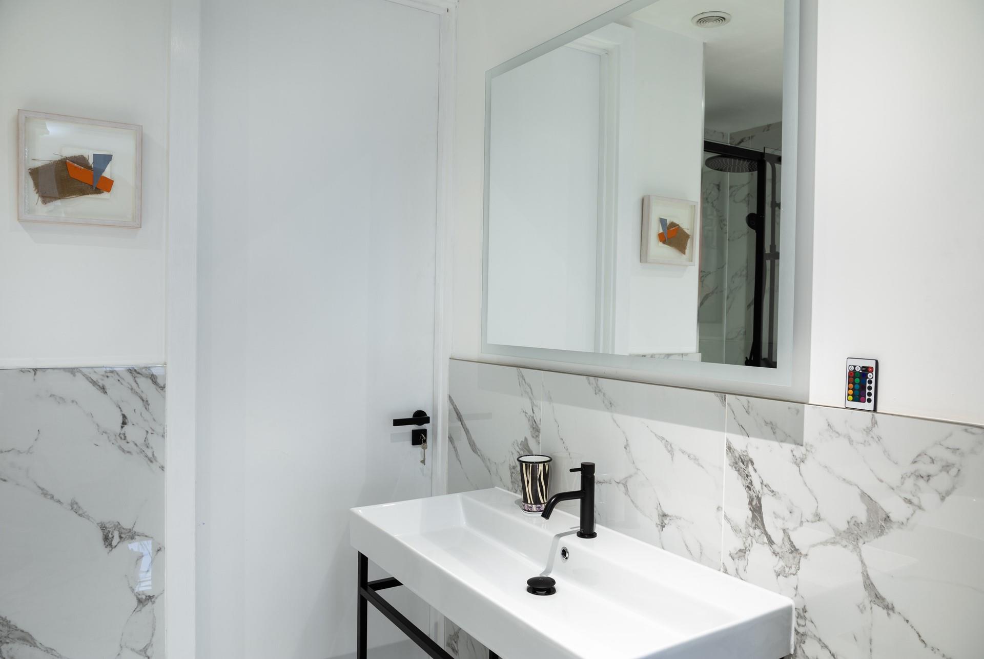 Marble tiles add to the bathroom's splendour. 