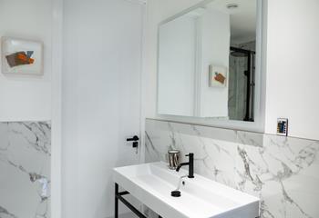 Marble tiles add to the bathroom's splendour. 