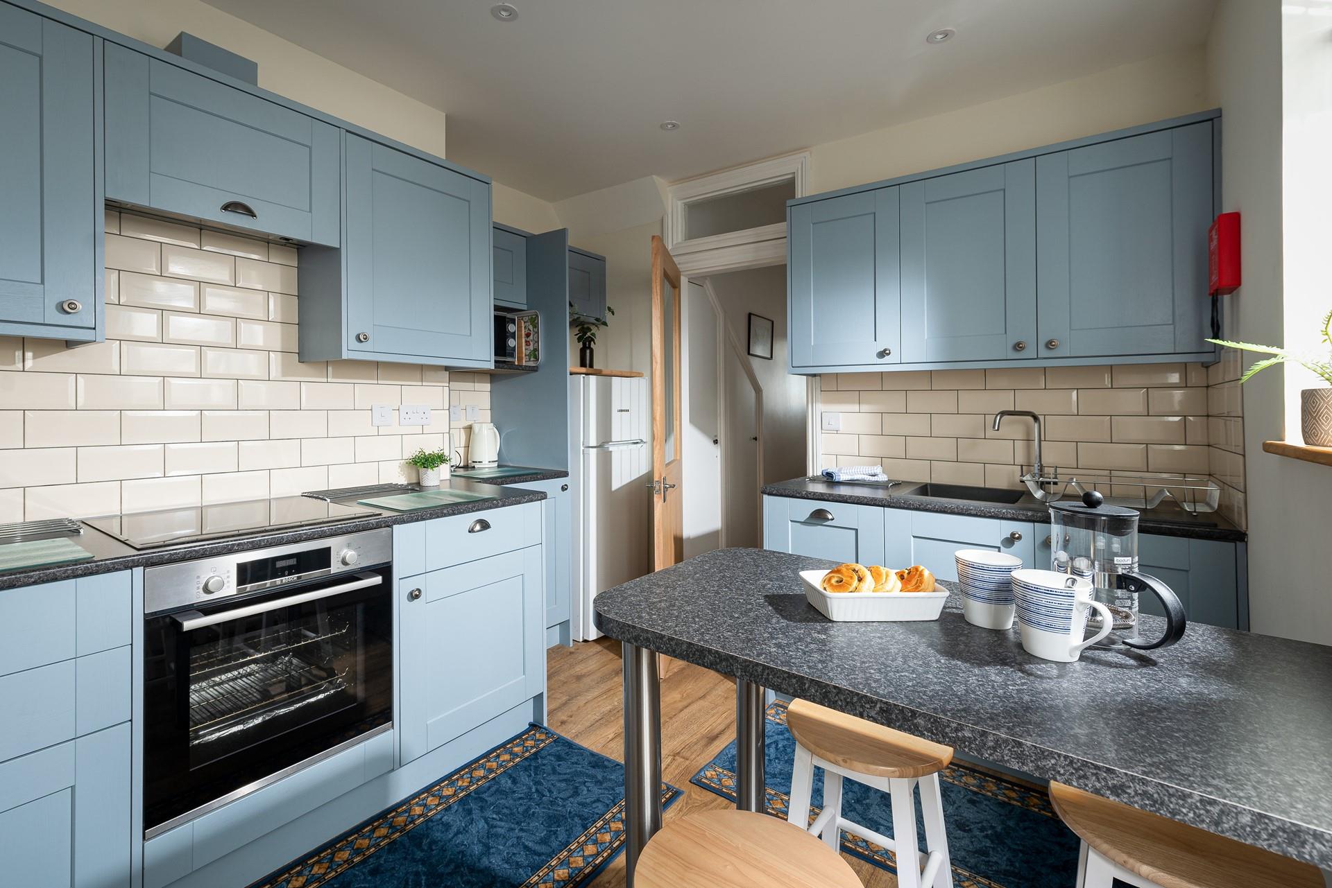 The well-equipped kitchen provides everything you need for dining in. 