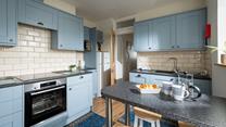 The well-equipped kitchen provides everything you need for dining in. 