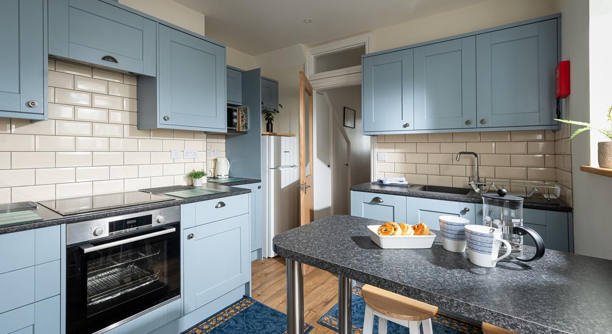 The well-equipped kitchen provides everything you need for dining in. 