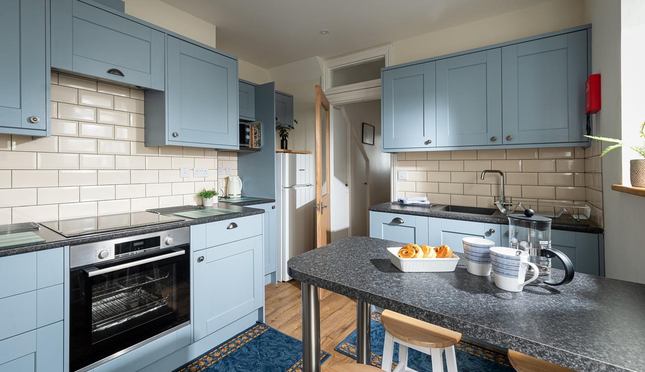 The well-equipped kitchen provides everything you need for dining in. 