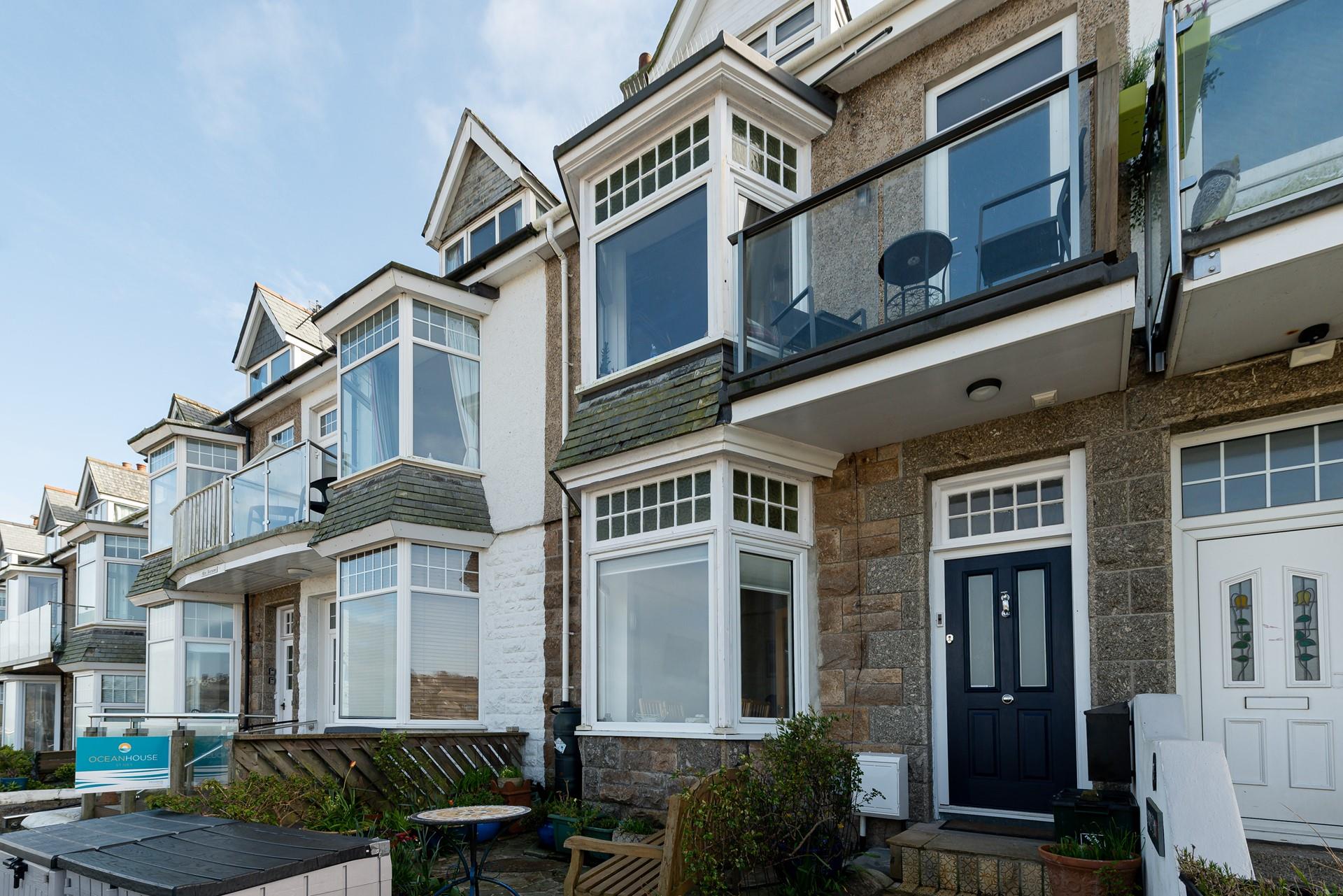 You can be strolling along the harbour in 10 minutes from Bonython.