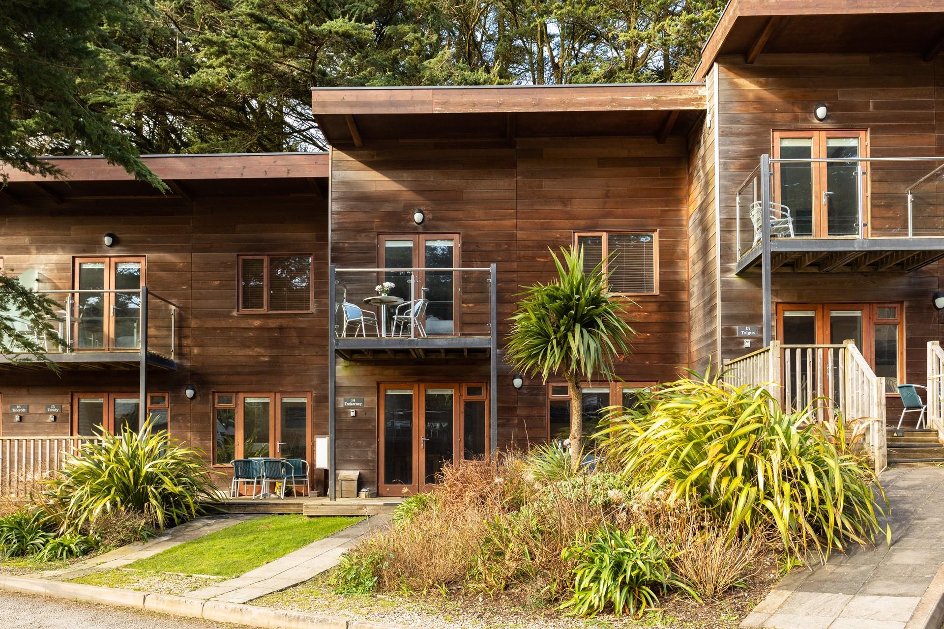 Leafy palms line the pathway to Trelawny, tucked under the trees. 