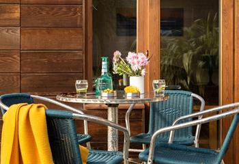 Settle back in the evening sun for a drink on the decking.