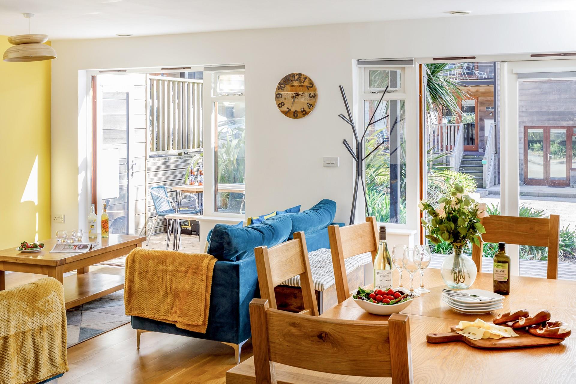 Blue and yellow decor reflect the close proximity to the stunning beaches.