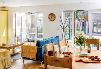 Blue and yellow decor reflect the close proximity to the stunning beaches.