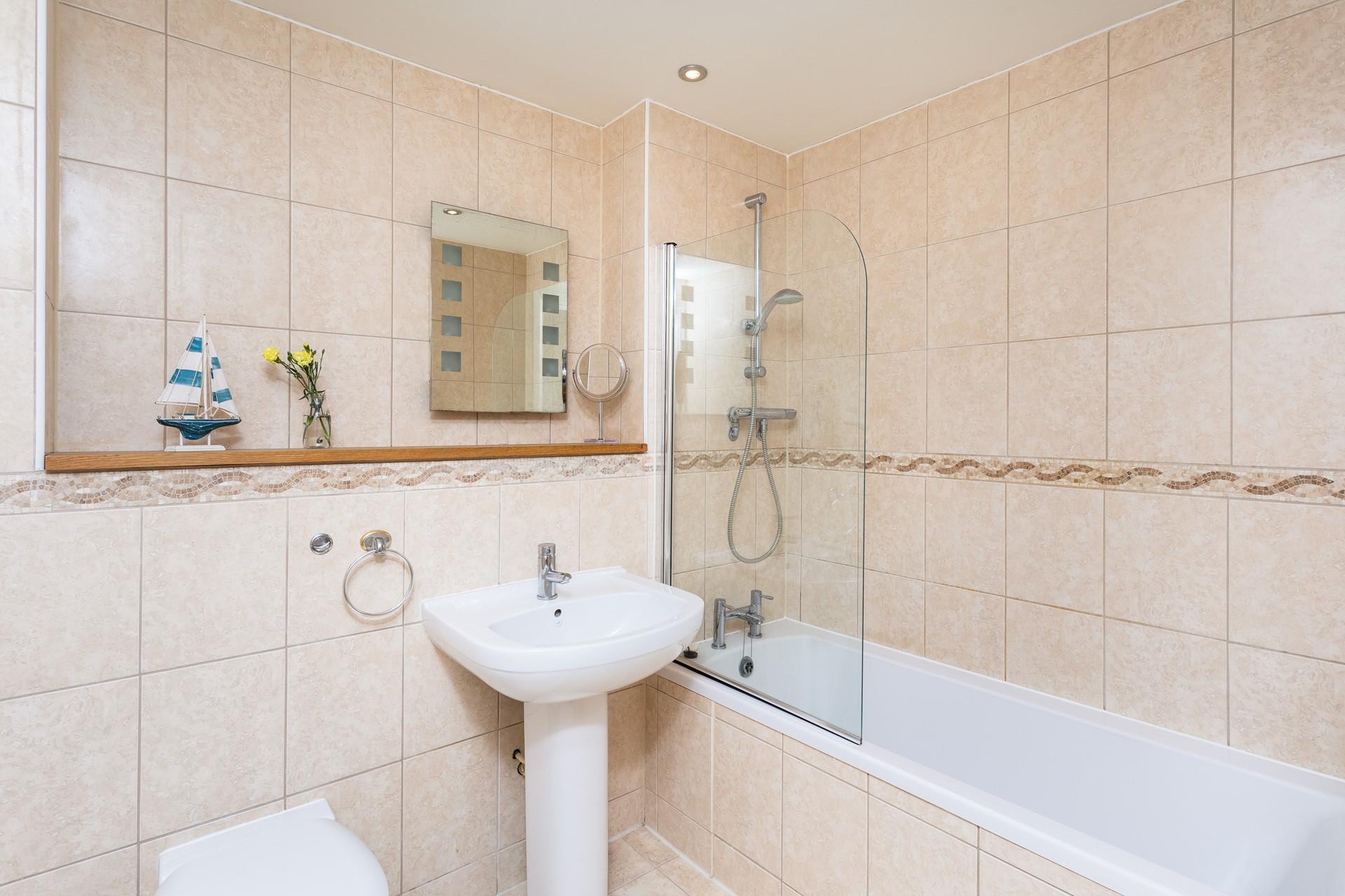 The family bathroom is spacious and practical, perfect for the whole party. 