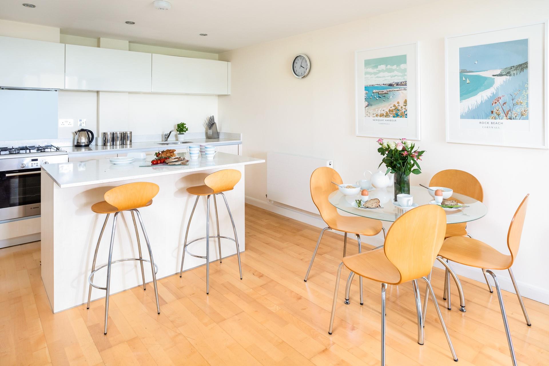 Enjoy a morning cup of tea around the breakfast bar and plan your day ahead. 