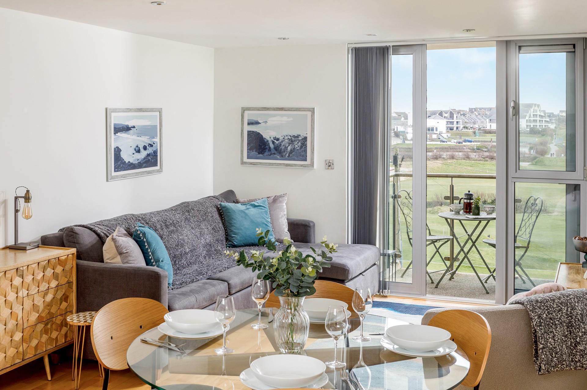 Sit on the balcony and watch the world go by, enjoying the stunning views across Newquay Golf Course and Fistral Beach. 