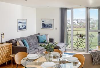 Sit on the balcony and watch the world go by, enjoying the stunning views across Newquay Golf Course and Fistral Beach. 