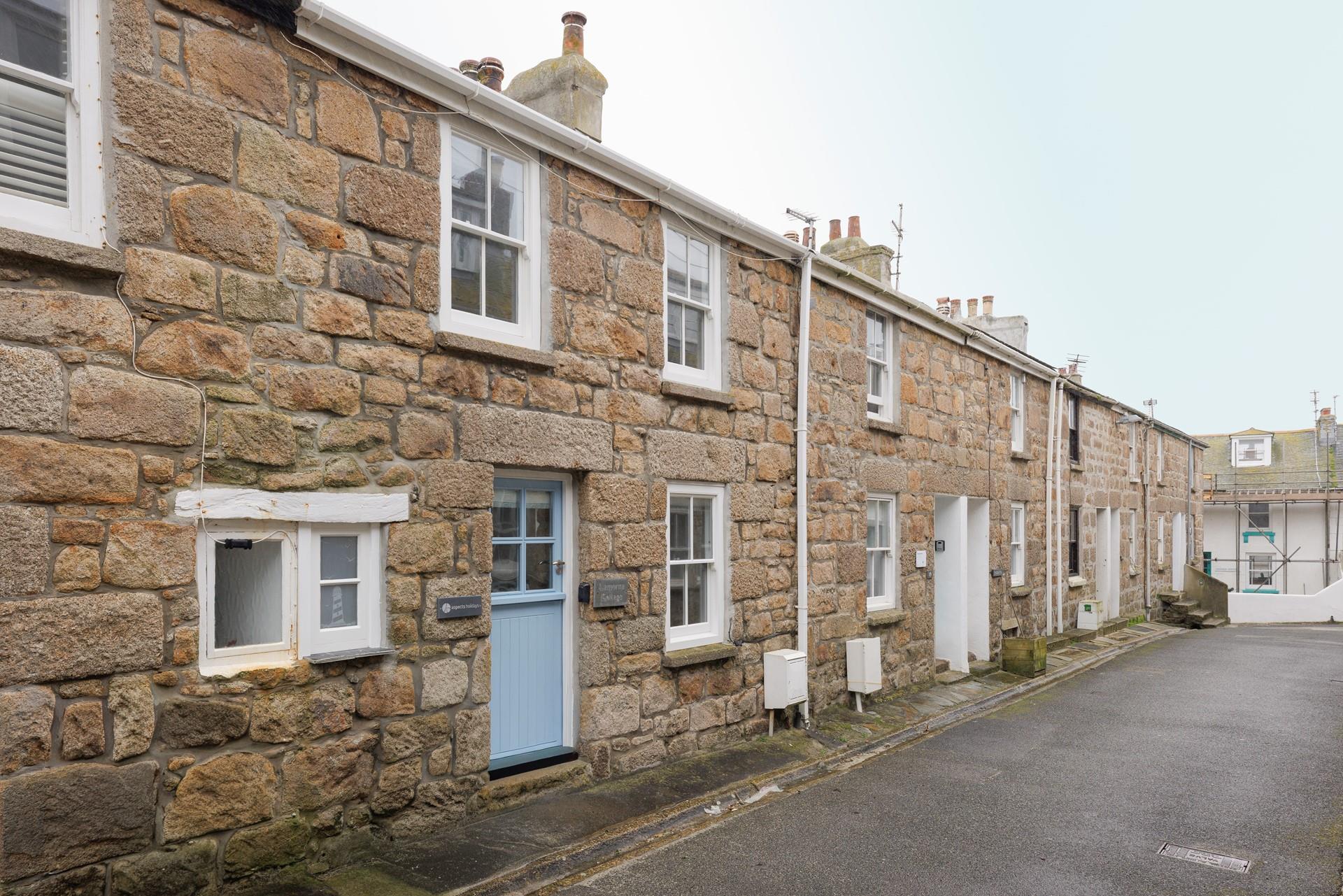 Located in the heart of the town, Lamorna Cottage is just a short walk to the beach. 