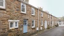 Located in the heart of the town, Lamorna Cottage is just a short walk to the beach. 