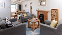 Make yourselves at home in front of the fire in this quaint and cosy cottage. 