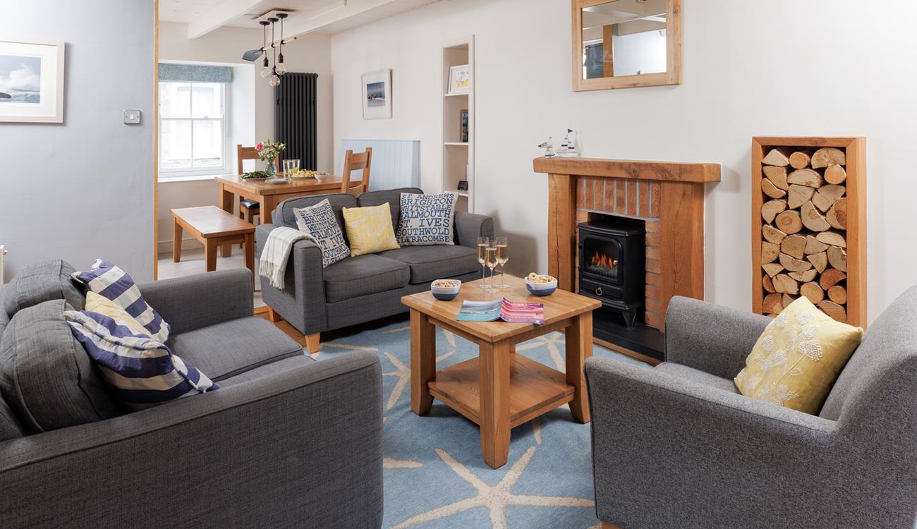 Make yourselves at home in front of the fire in this quaint and cosy cottage. 