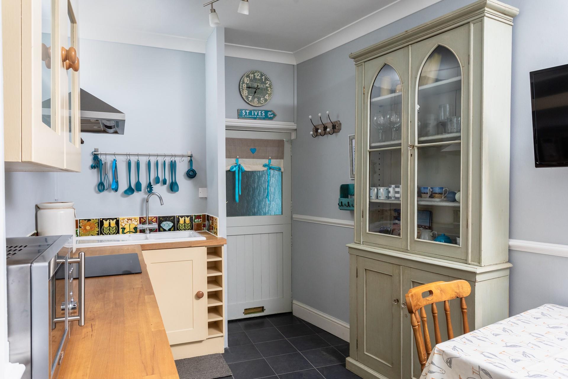 The kitchen is fully-equipped with everything you need to cook up a Cornish feast. 