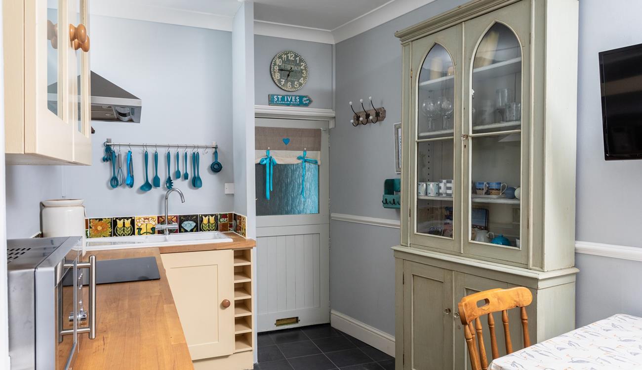 The kitchen is fully-equipped with everything you need to cook up a Cornish feast. 