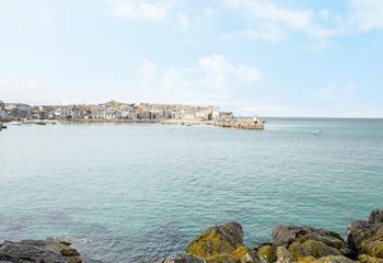 Wake up to dreamy views across St Ives as the turquoise water laps against the rocks below. 