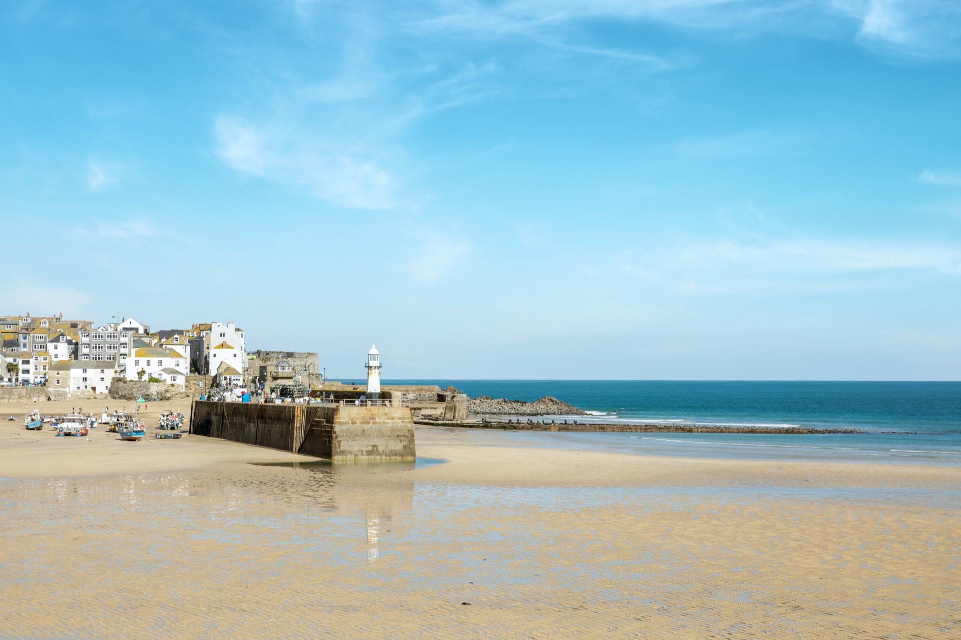 Wake up to dreamy views across St Ives as the turquoise water laps against the rocks below. 