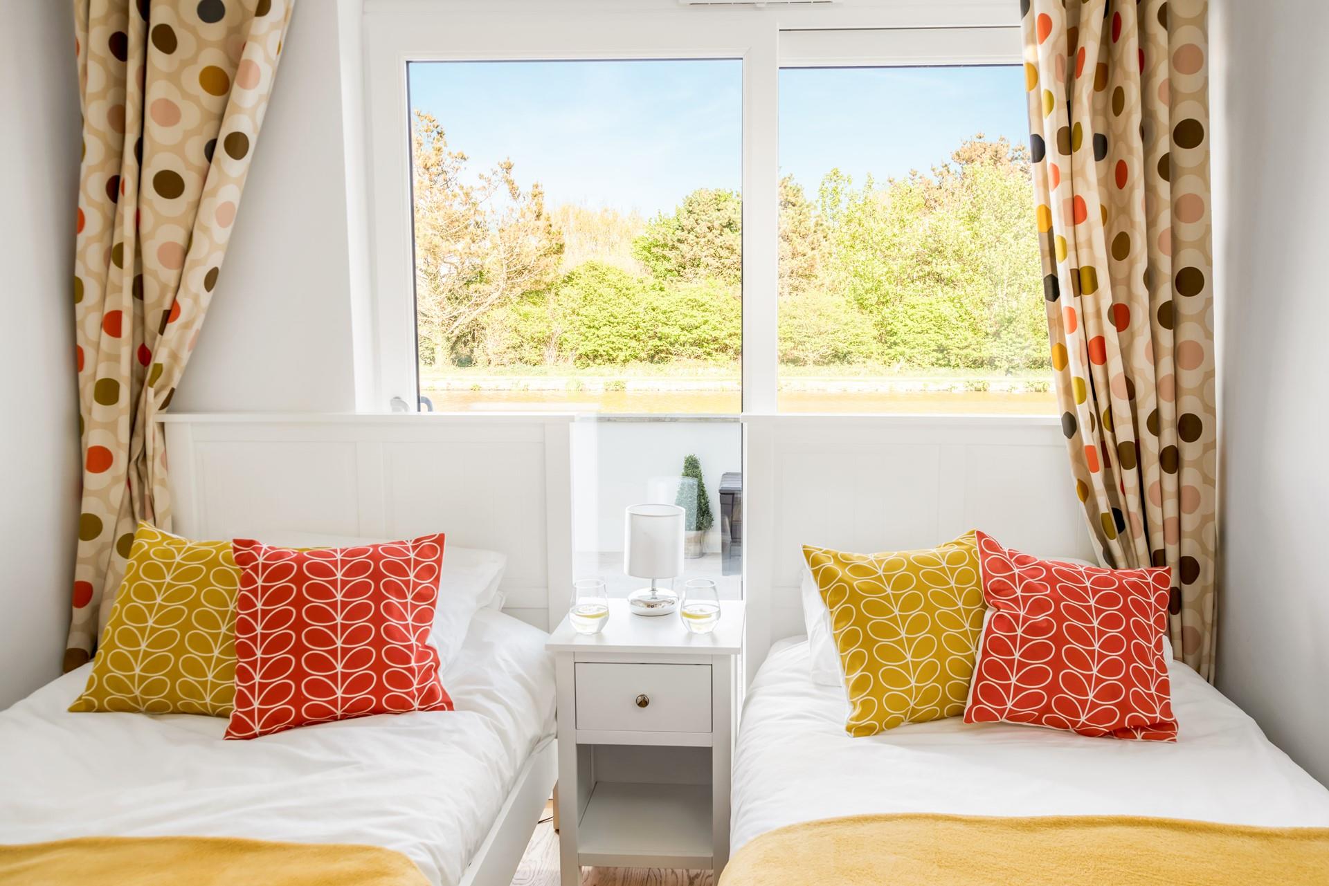 The twin bedroom overlooks the canal, an idyllic morning view!