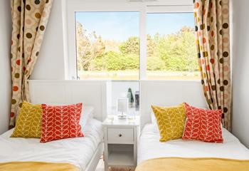 The twin bedroom overlooks the canal, an idyllic morning view!