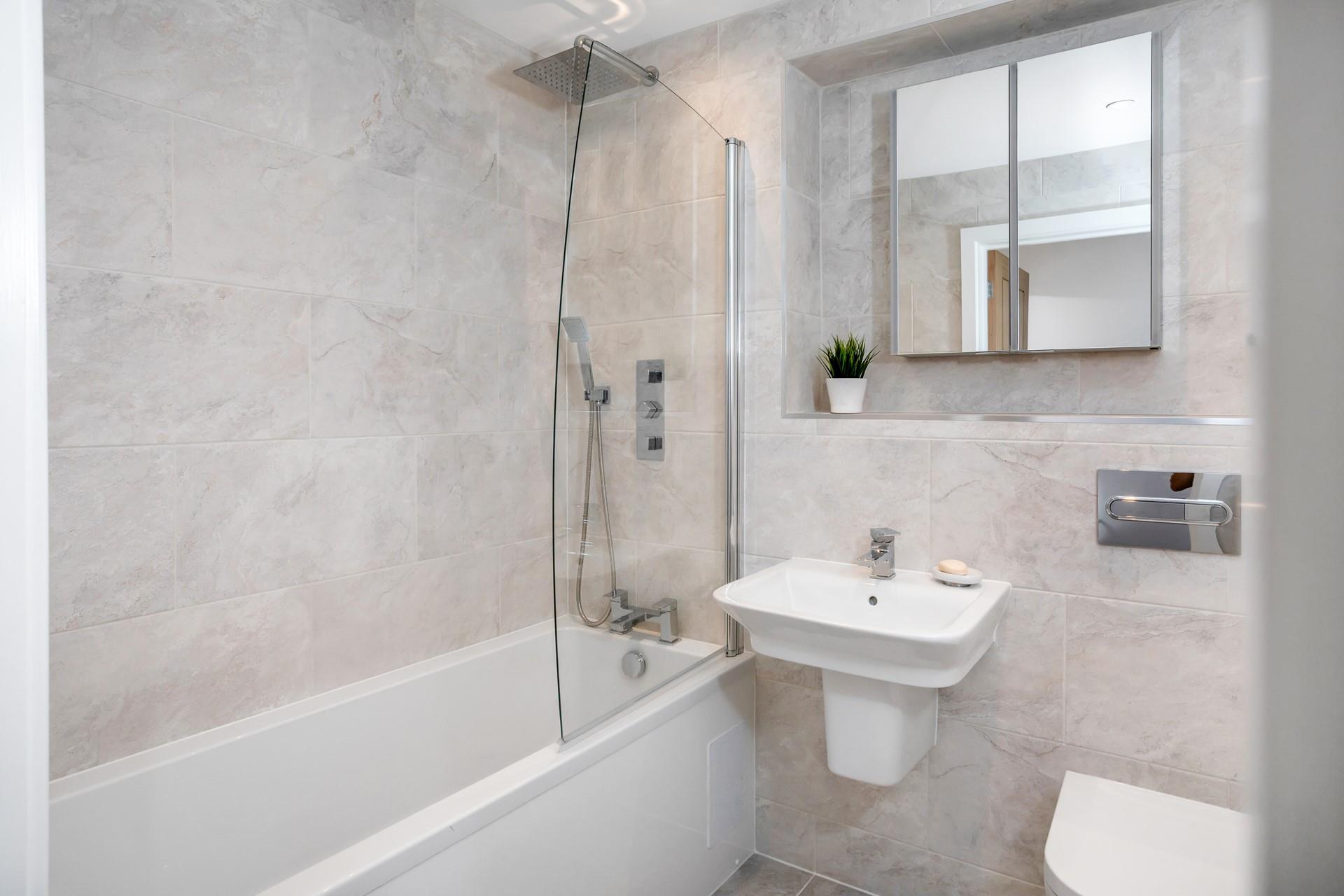 After taking a walk through Bude, run a bath to relax and unwind in the bubbles. 