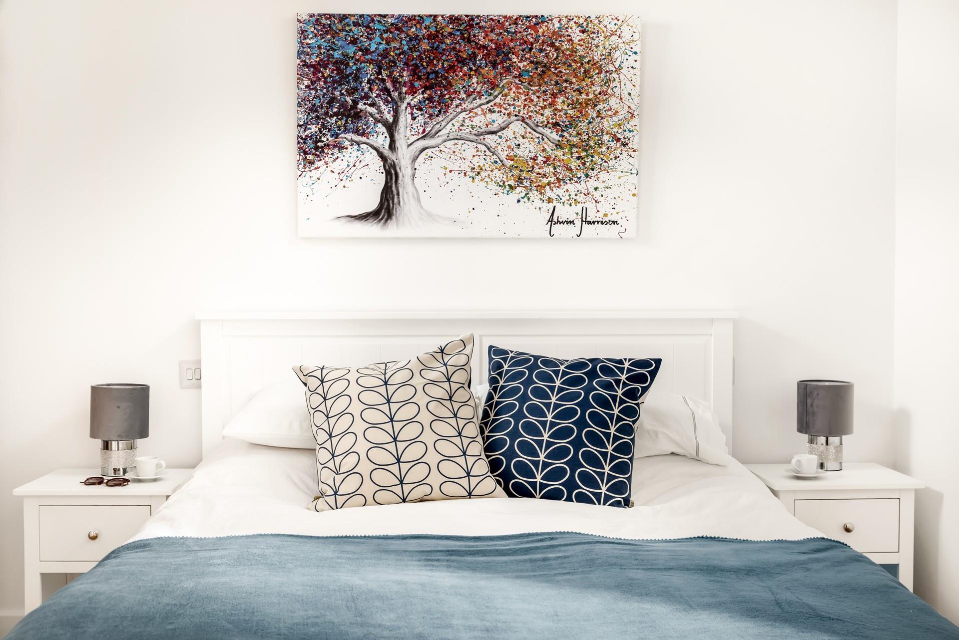 Sink into the sumptuous sheets of the king size bed and drift into a dreamy night's slumber.