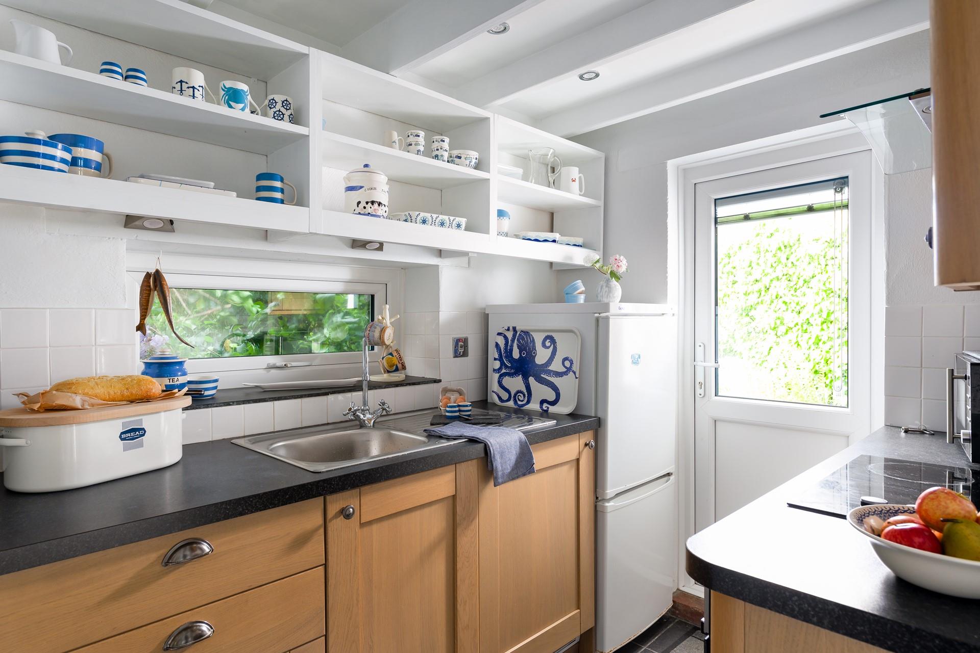 Carefully chosen crockery perfectly reflects the country and coastal elements of the area. 