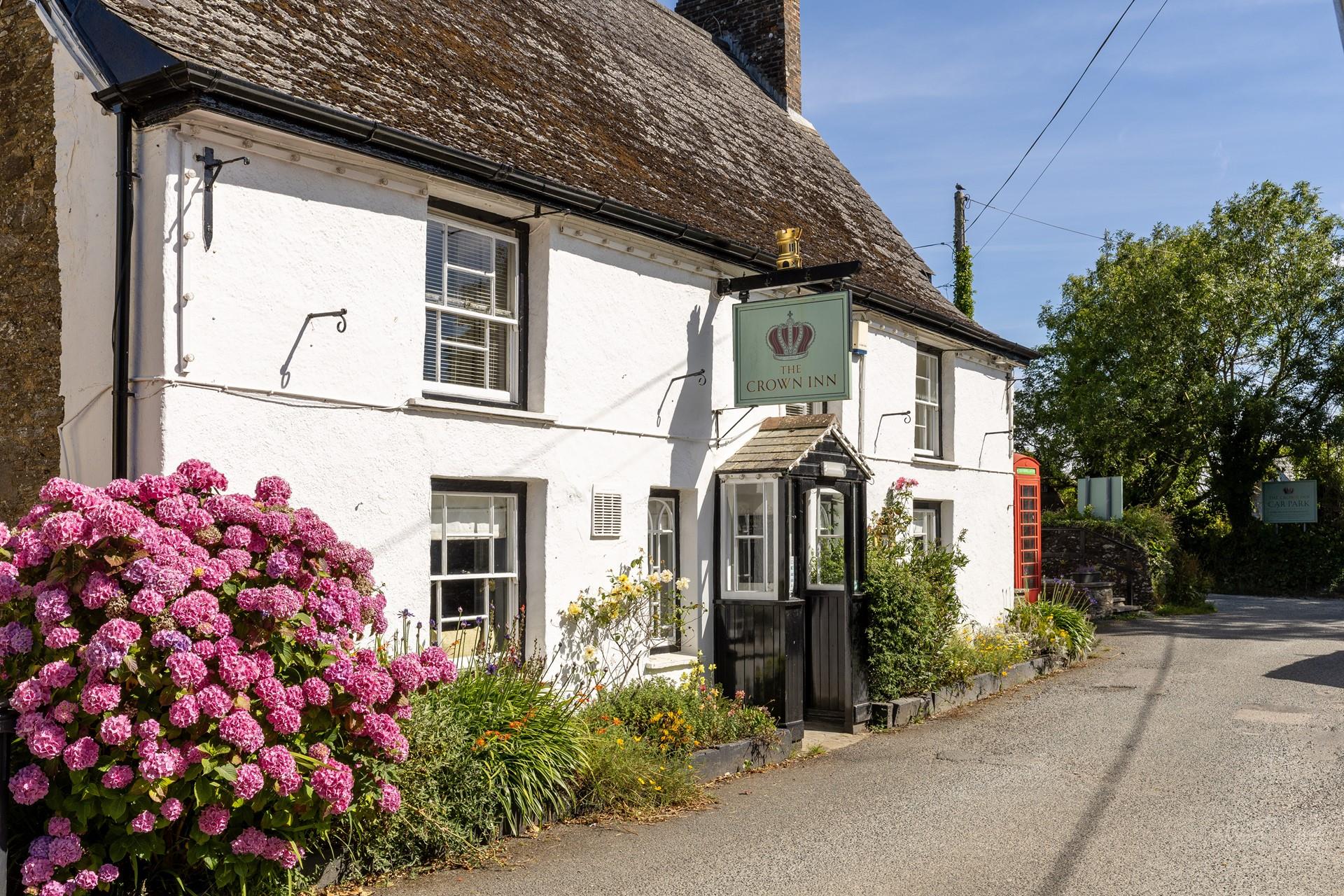 Located in the pretty village of St Ewe with a local pub nearby!