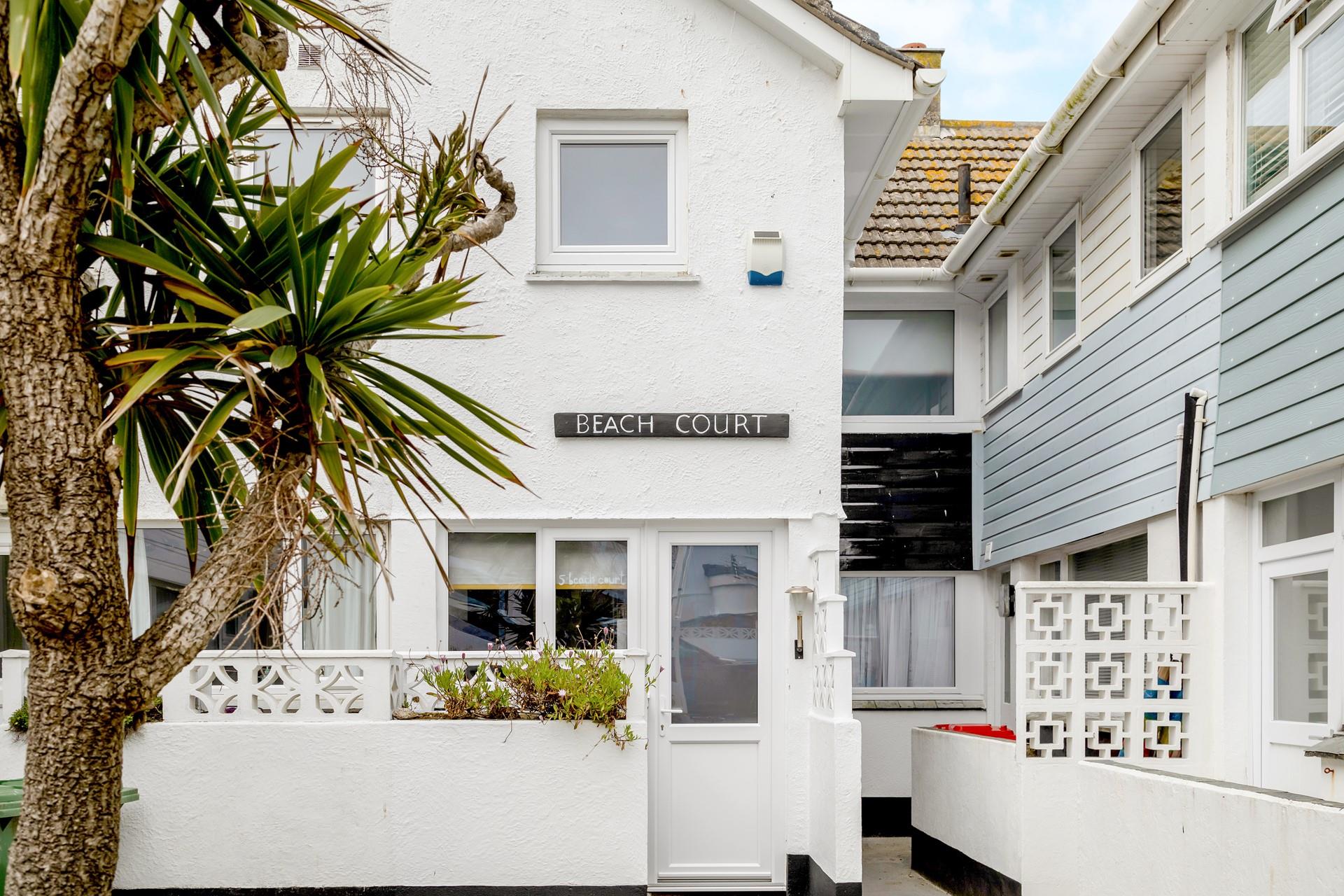 Beach Court is ideally located close to the beach. 