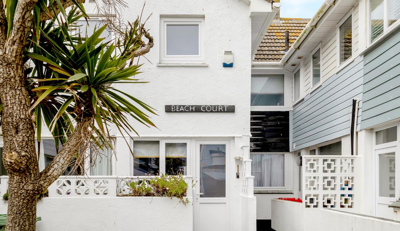 Beach Court is ideally located close to the beach. 
