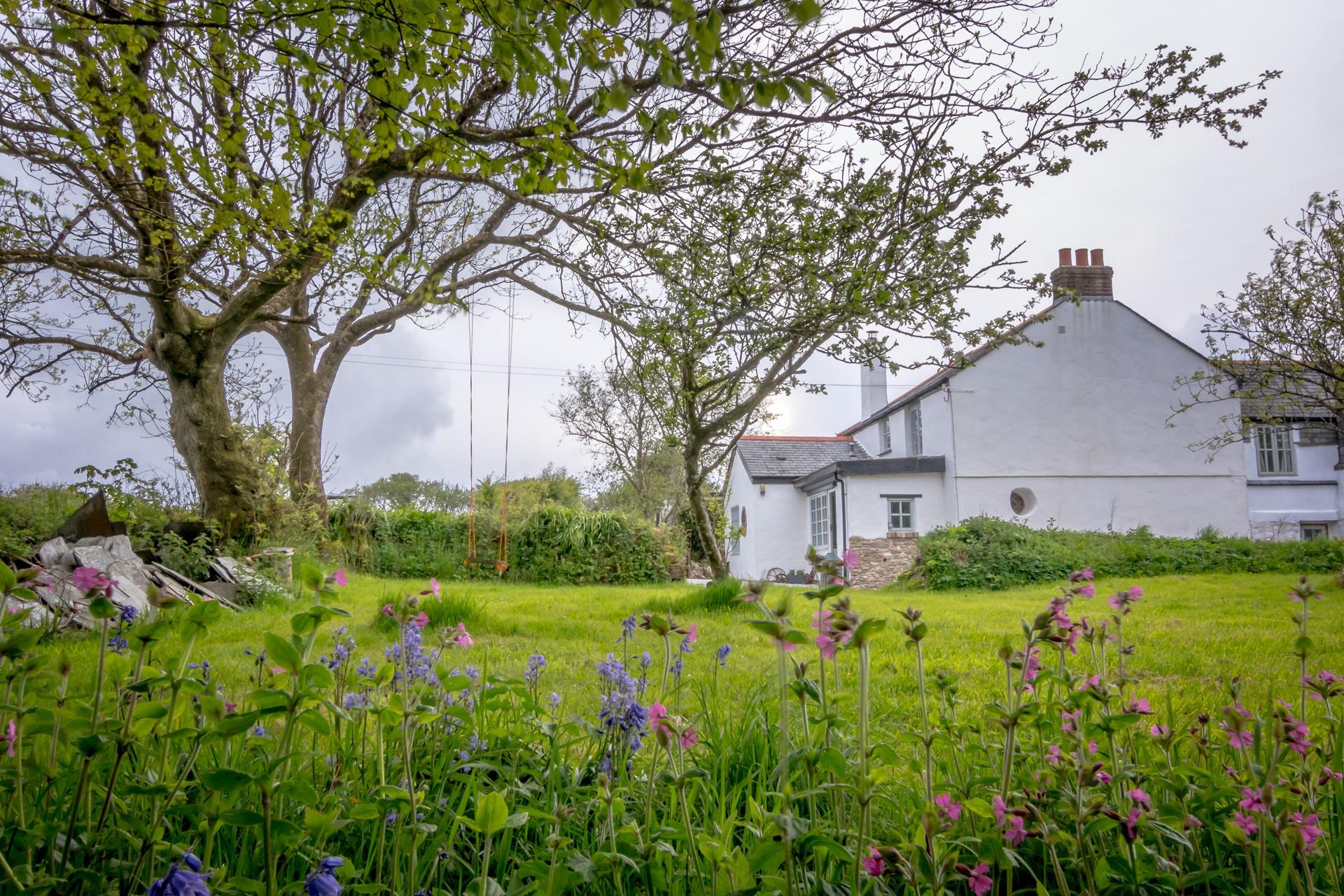 Visit the lake to the side of the property or just chill on the tree swing and enjoy the tranquillity.