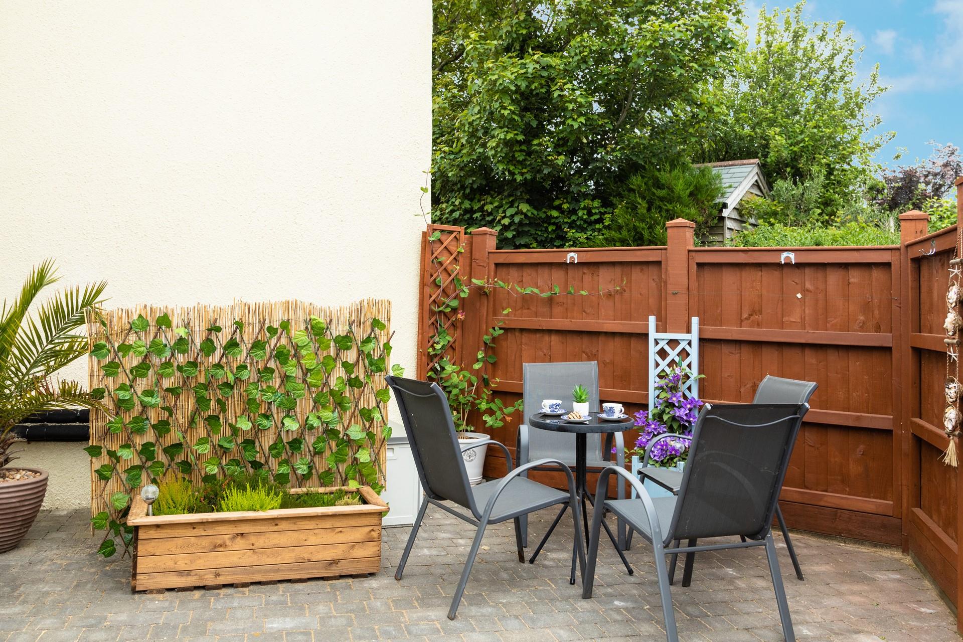In the courtyard, there is additional seating to choose from for al fresco dining and drinking.
