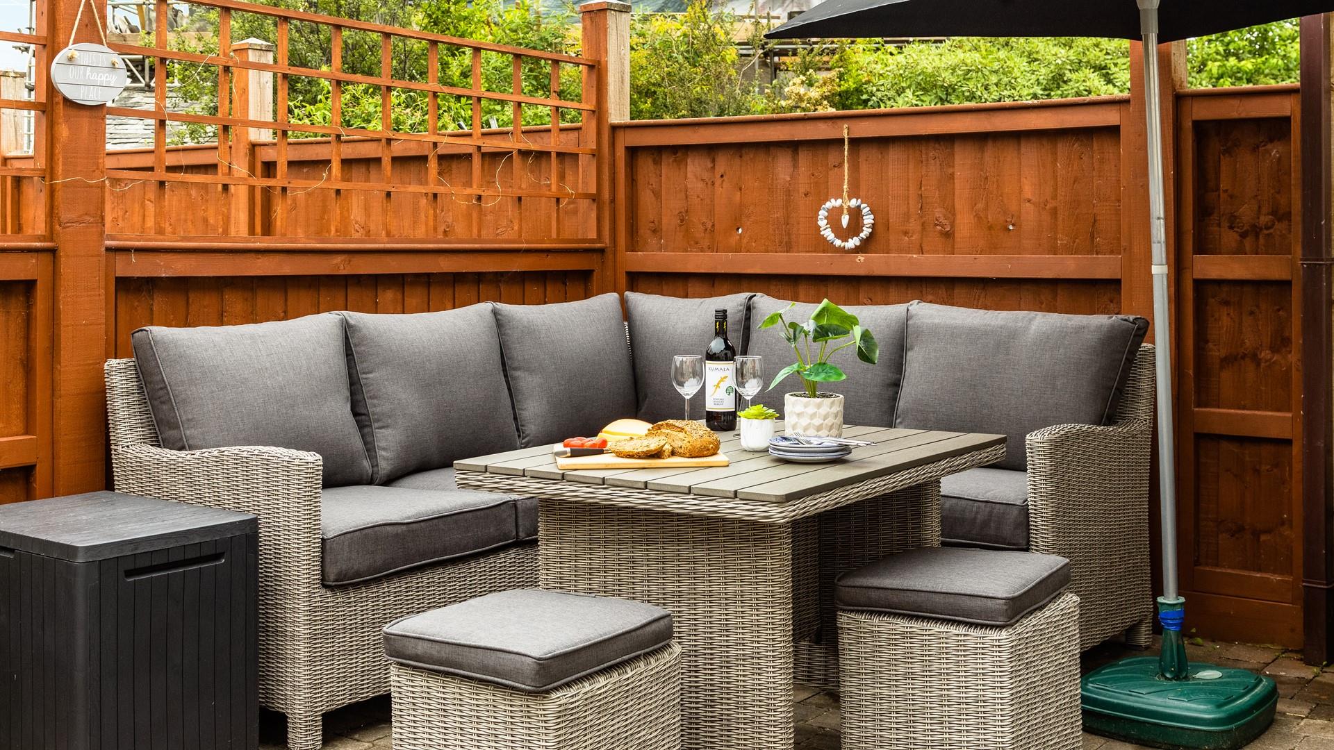 Take your breakfast al fresco and tuck into fresh pastries in the morning.